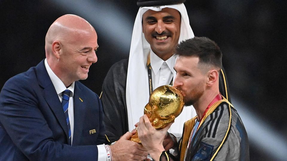 Lionel Messi à la fête de la victoire avec Bischt.