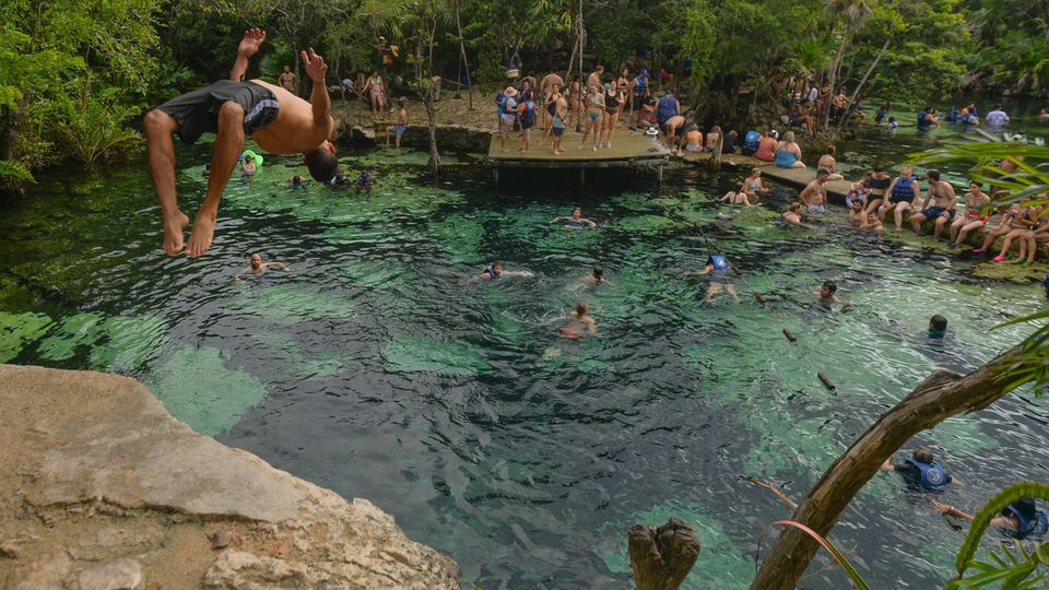 Cénote Mexique Azul Des gens se baignent dans le Cenote Azul à. Mexique