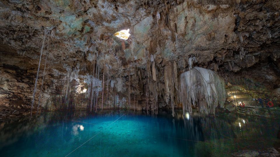 Cénote Mexique Xkeken Vue dans le cenote Xkeken