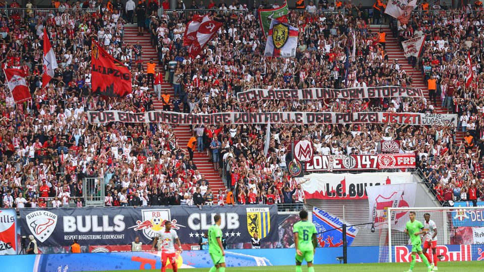 Corona Football Bundesliga Des supporters dans un stade de football avec une bannière contre la violence policière