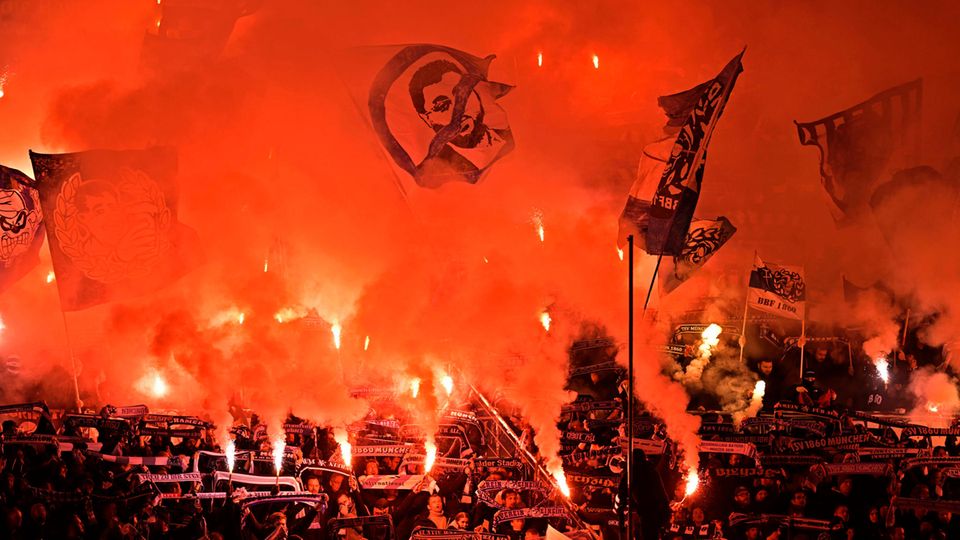 Des supporters font exploser des engins pyrotechniques dans un stade de football