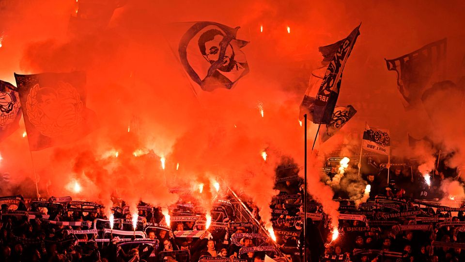 Corona Football Bundesliga Des supporters font exploser des engins pyrotechniques dans un stade de football
