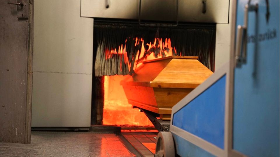 Un cercueil au crématorium. Dans un cas actuel, le mauvais corps a été incinéré.