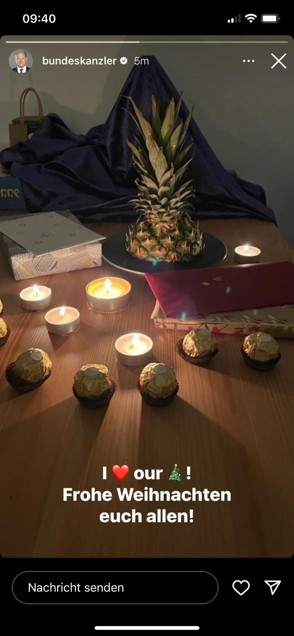 Sur Instagram : Life-Hack du chancelier allemand : l'ananas est garanti de ne pas avoir d'aiguilles. Life-Hack du chancelier fédéral : l'ananas n'a pas d'aiguilles.