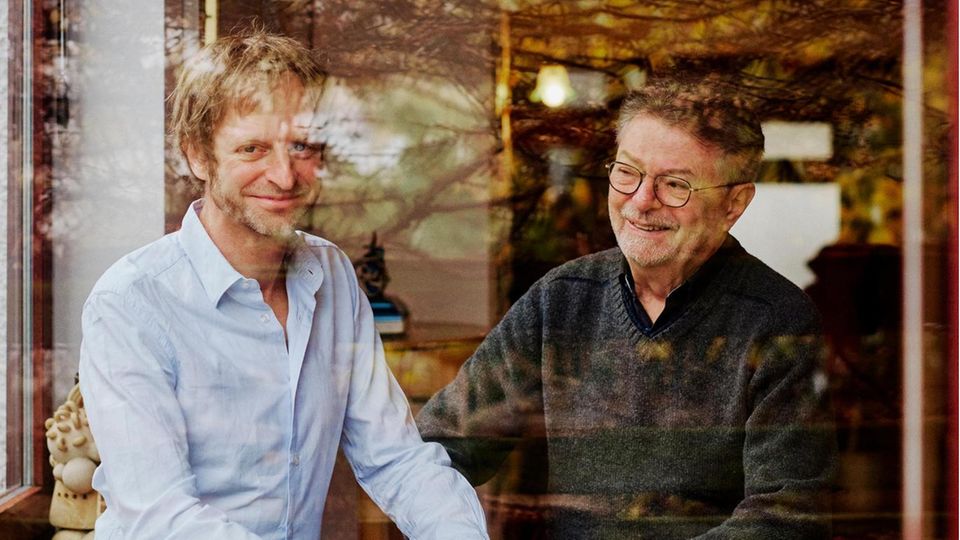 Tillmann, 48 ans, et Volker Prüfer, 79 ans, dans la maison familiale à Darmstadt