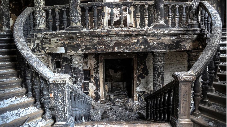 L'escalier brûlé du théâtre de Marioupol, photographié par un photographe russe fin avril. À l'époque, l'accès au bâtiment était encore possible. Aujourd'hui, il est fermé par un échafaudage