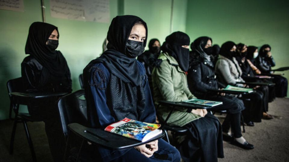 Des femmes afghanes sont formées à devenir des policières dans une salle de classe d'une caserne de police