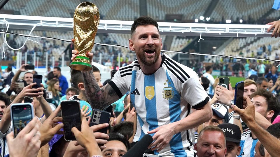 Lionel Messi fait la fête avec la coupe du monde