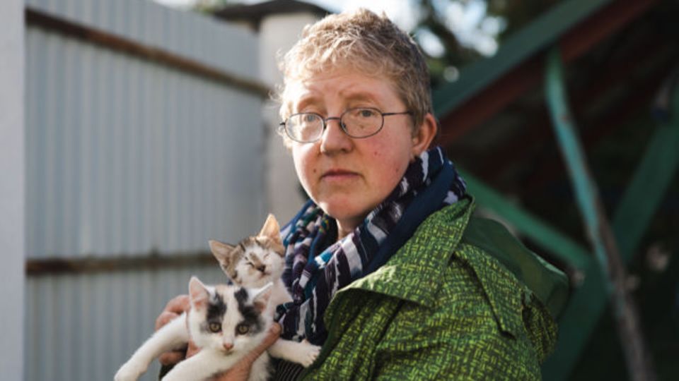 Olha Sydor avec deux jeunes chatons dans les bras