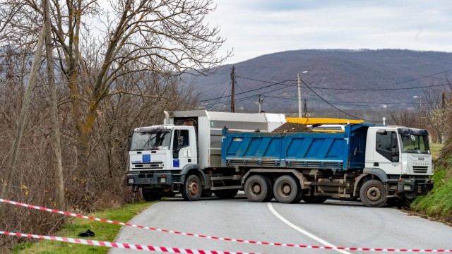 Conflit dans les Balkans : des militants serbes avaient érigé des barrages routiers à Mitrovica.