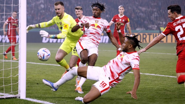 Christopher Nkunku : Avec force et volonté : Lors de la finale de la Coupe d'Allemagne contre le SC Freiburg, Christopher Nkunku se précipite pour égaliser à 1-1, sans que personne ne puisse le retenir.