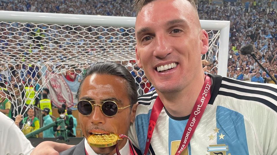 "Salt Bae" sur le terrain avec une médaille dans la bouche.