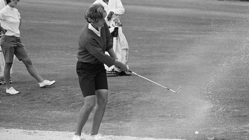 Kathy Whitworth Augusta Kathy Whitworth en action au 18e trou du Women Titleholders Golf Tournament à Augusta, Géorgie, 1966.