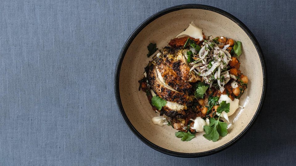 Une assiette de Ras el NENI Chicken