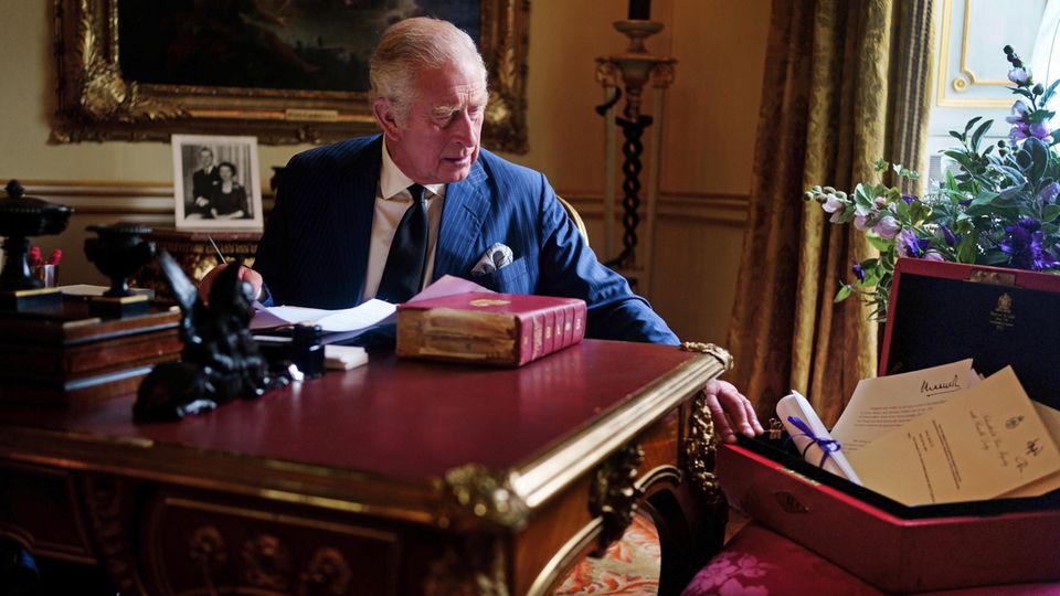 Charles à son bureau à Buckingham Palace