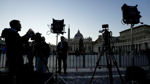 Pape émérite : 28.12.2022, Italie, Rome : des journalistes font un reportage devant la place Saint-Pierre. Le pape émérite Benoît XVI est "très malade", selon son successeur François.