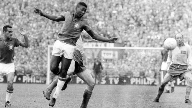 Réactions à la mort de Pelé : Le jeune Pelé lors de la finale de la Coupe du monde 1958 à Stockholm. Il remporte le premier de ses trois titres de champion du monde. Aucun joueur n'en a jamais gagné autant.