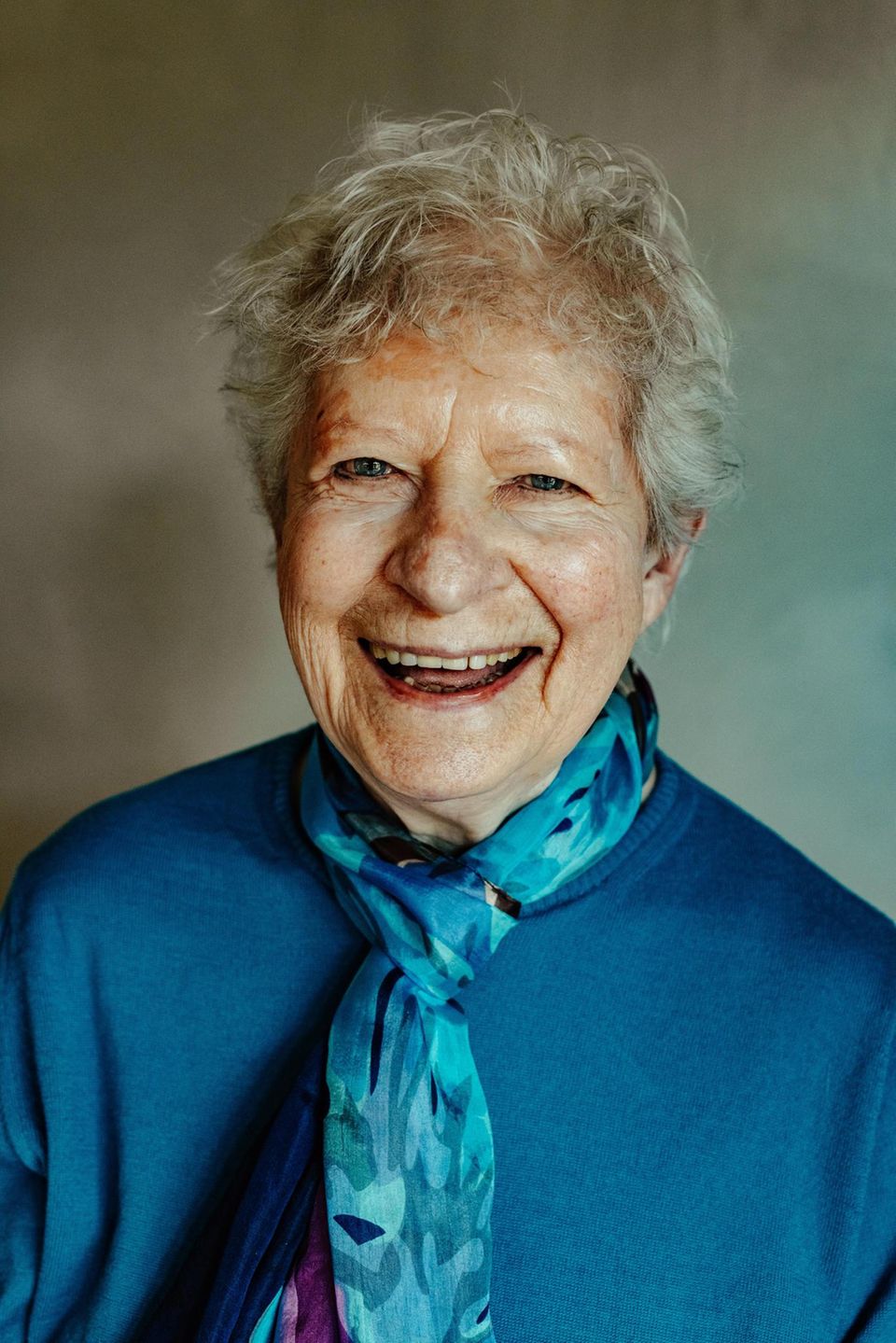 La grand-mère : Irmgard Nippe, 97 ans, a vécu à Leipzig et voulait devenir créatrice de mode après la guerre. Lorsque le régime de la RDA lui a interdit de terminer ses études, elle est devenue dessinatrice en bâtiment. En 1955, elle a fui à Hanovre via Berlin, où elle a ensuite travaillé comme architecte. Elle a une fille (Beate Appold), est veuve depuis 1993 et vit dans un petit appartement à Rendsburg.