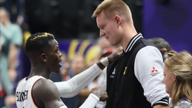 Le basketteur Benzing en Uruguay : scène de Berlin après la médaille de bronze des Allemands aux championnats d'Europe : Dennis Schröder a représenté Benzing en tant que capitaine de la DBB - et il lui a promis une médaille de bronze. Cela n'a pas tout à fait fonctionné, mais Benzing s'est quand même réjoui.