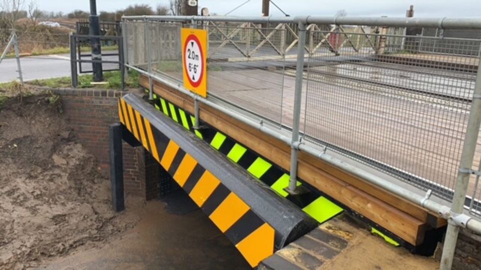 33 accidents en un an : ces dernières années, le Stonea Bridge a été rénové. Il y a maintenant un coussin qui devrait minimiser les dégâts sur le pont en cas d'accident. D'autres avertissements ont également été installés Le Stonea Bridge a été rénové ces dernières années. Il existe désormais un coussin qui devrait minimiser les dégâts sur le pont en cas d'accident. D'autres avertissements ont également été installés