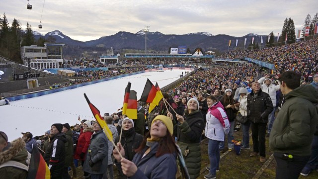 Tournée des Quatre Tremplins : Fans lors des qualifications pour le saut.
