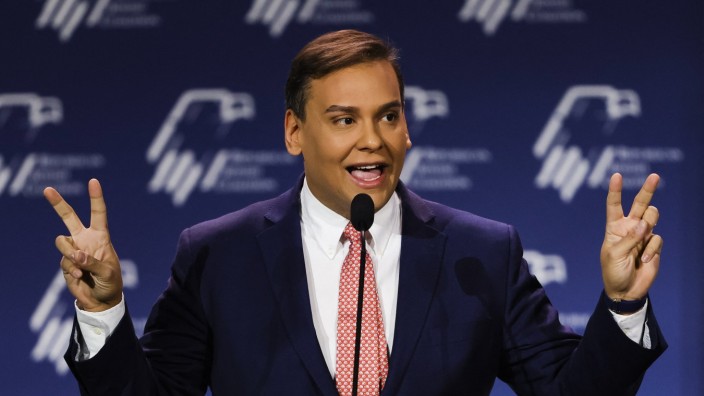 New York : Lors des élections de mi-mandat, sa victoire a été l'un des rares succès clairs des républicains. Aujourd'hui, George Santos est démasqué comme menteur.