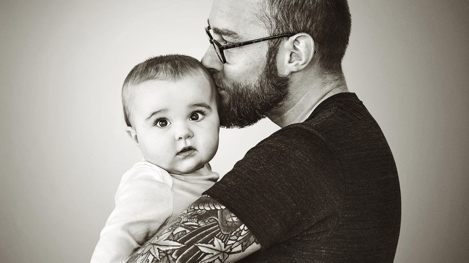 Père et enfant enlacés