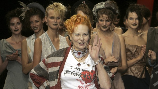 Créatrice de mode : Westwood avec des mannequins lors d'un de ses défilés de mode en 2005 à Paris.
