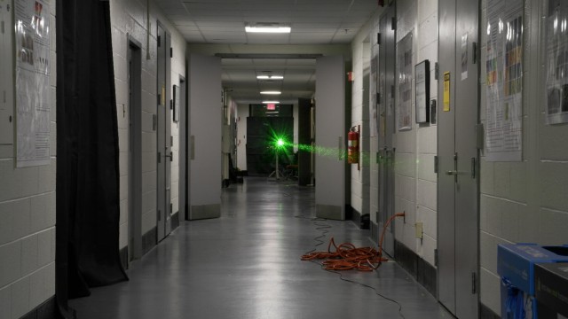 Physique laser : Pour leur expérience laser, les chercheurs ont fermé un couloir de l'université pendant la nuit.