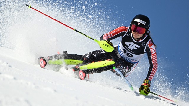 Championnats du monde de ski alpin : Laurence St-Germain en route pour le titre mondial - sa toute première visite sur le podium en slalom.