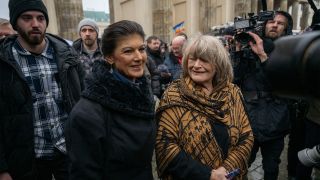 Sahra Wagenknecht (g), et Alice Schwarzer se rendent à une manifestation à la porte de Brandebourg (photo : dpa/Christophe Gateau)