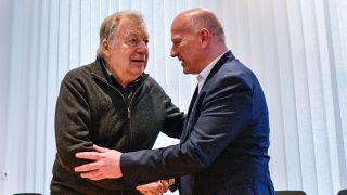 L'ancien maire de Berlin, Eberhard Diepgen (à gauche), et le chef du parti CDU du Land, Kai-Wegner, se serrent la main lors d'une réunion du comité directeur du parti du Land. (Source : imago-images/Funke Foto Services)