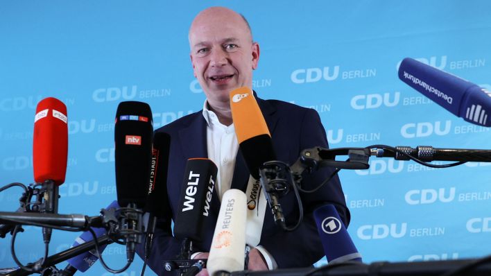 Le chef de la CDU du Land, Kai Wegner, s'adresse à la presse après la réunion du comité directeur du parti du Land, au cours de laquelle il a voté en faveur de négociations de coalition avec le SPD. (Source : dpa/Jörg Carstensen)